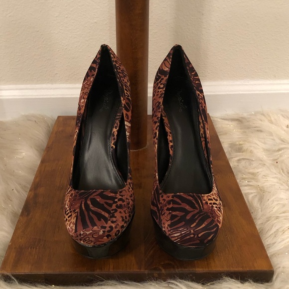 Fabulous Qupid Camel Multianimal Satin Heels - Picture 5 of 8